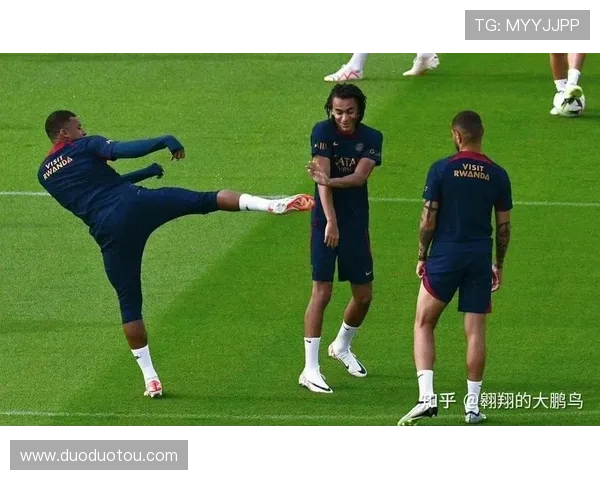 姆巴佩赛后与恩里克亲切交流并向前队友们表达一致意见